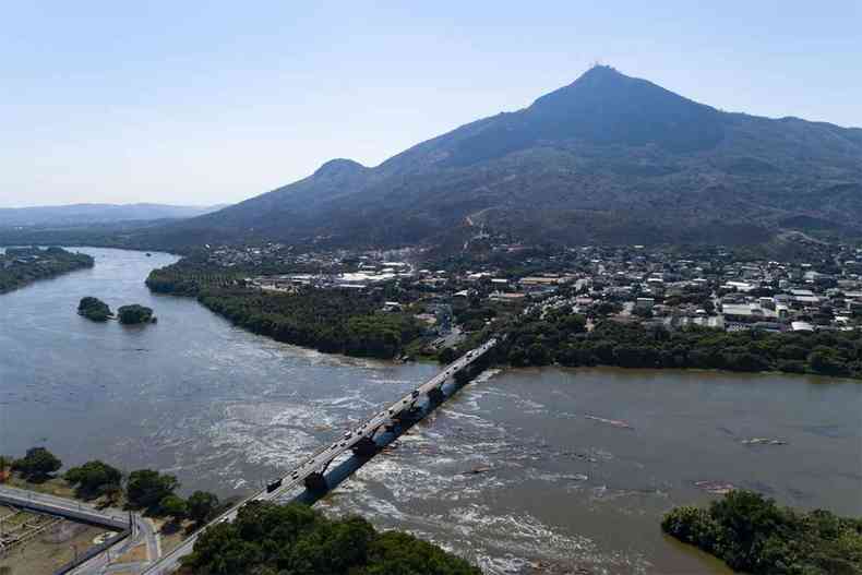 Vista area de trecho do rio Doce, prximo ao Pico do Ibituruna, em Governador Valadares (MG).(foto: Nitro Imagens)