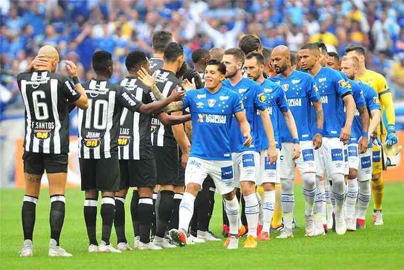 Jogadores de Cruzeiro e Atltico se cumprimentam antes de clssico em setembro de 2018