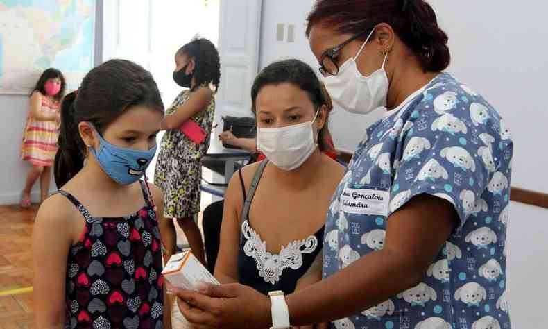 Crianças chegando para tomar o imunizante infantil contra a COVID-19