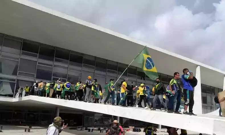 Palcio do planalto sendo invadido por bolsonaristas vestidos de camisas amarelas