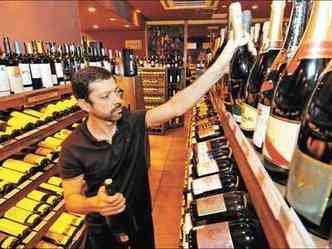 Luiz Eugnio, proprietrio de casa especializada em vinhos: importadoras tm aumentado o preo at 10% a cada dois meses(foto: Marcos Vieira/EM/D.A PRESS)