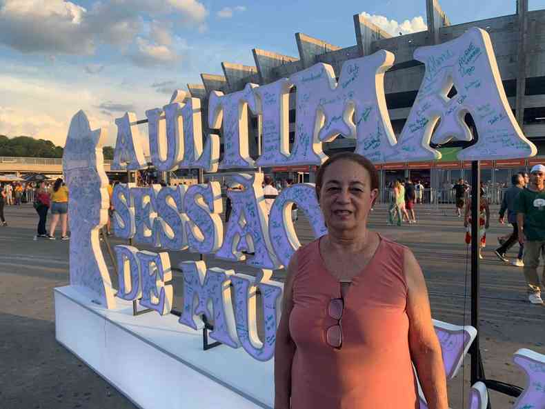 Vanda Polara Lopes em frente a display no Mineiro