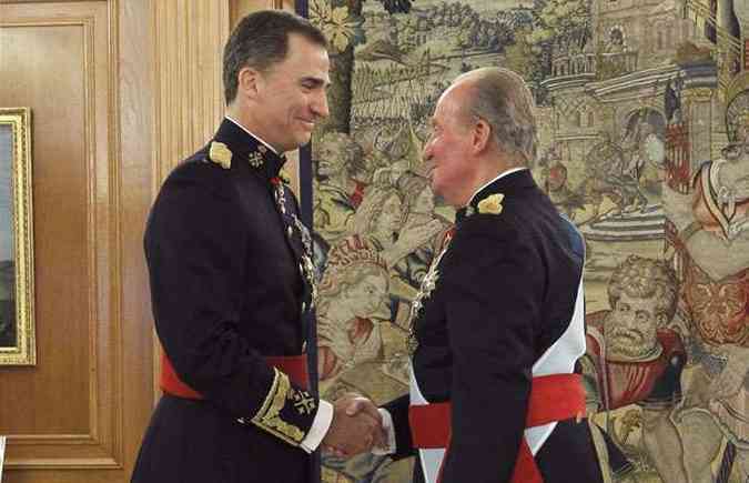 Filho, agora chamado Felipe VI cumprimenta seu pai, ex-rei Juan Carlos I(foto: REUTERS/Zipi/Pool)