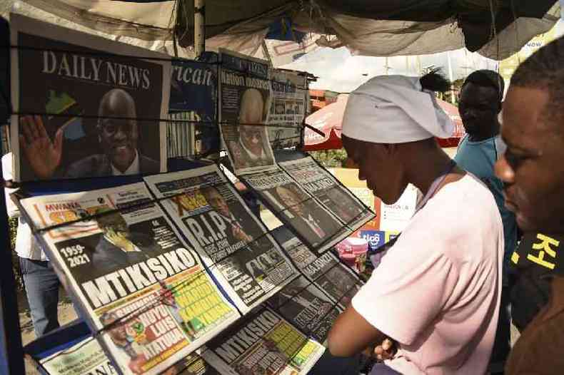 Jornais anunciam a morte do presidente da Tanznia, John Magufuli, em Dar es Salaam, em 18 de maro de 2021 ( AFP / )