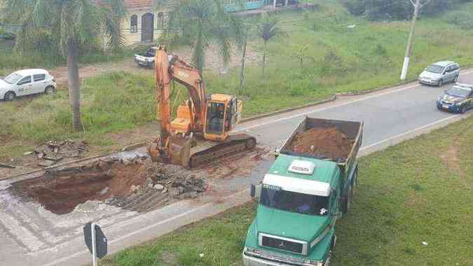 Copasa realiza obras no trecho(foto: Polcia Rodoviria Federal (PRF) / Divulgao )