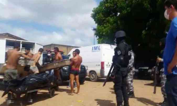 Vdeo mostra detentos carregando corpos dos mortos em massacre em Roraima(foto: STR)