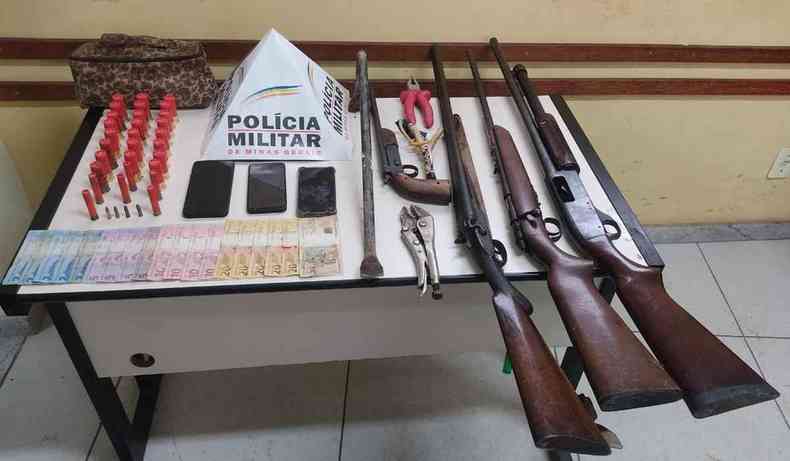 Armas e munies foram recuperadas aps assalto a uma fazenda na zona rural de Barbacena