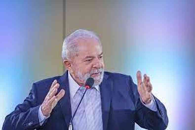 Lula fala ao microfone