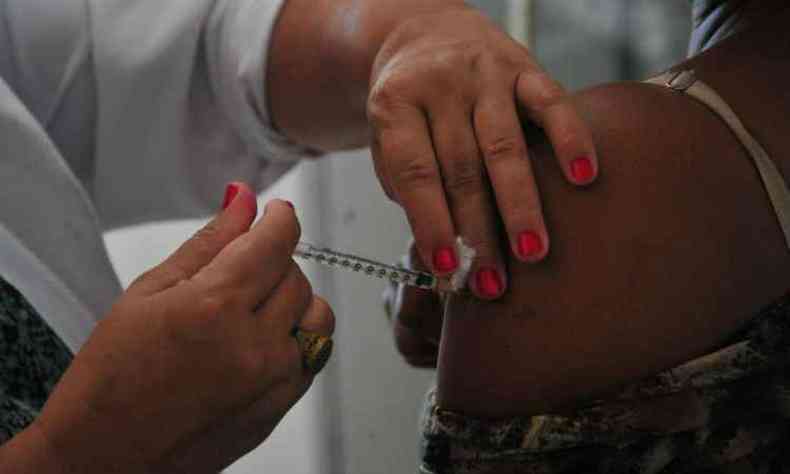 Comisso ainda analisa os casos de pessoas que tm histrico de vacinao(foto: Leandro Couri/EM/D.A Press)