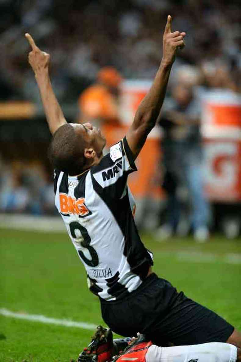 Leonardo Silva comemora um dos gols mais importantes da sua carreira, contra o Olimpia, na final da Libertadores de 2013, no Mineiro(foto: Alexandre Guzanshe/EM/D.A Press - 24/7/13)