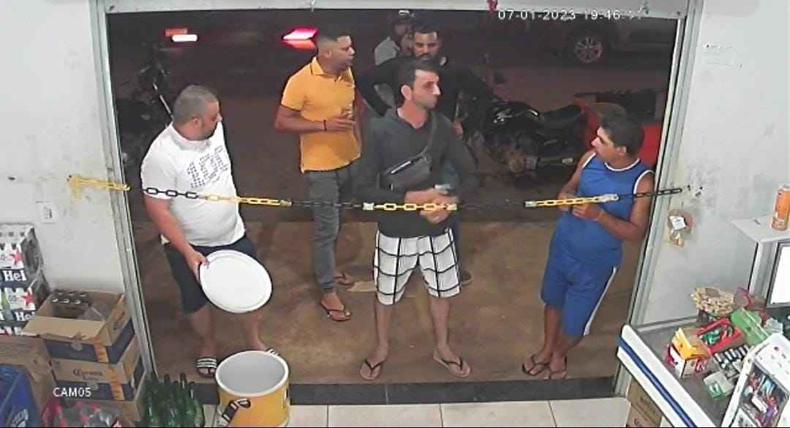 foto momento do crime, de acordo com imagens de video