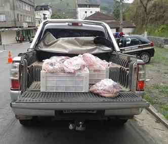 Carne era transportada sem refrigerao e seria distribuda no comrcio(foto: Polcia Militar/Divulgao)