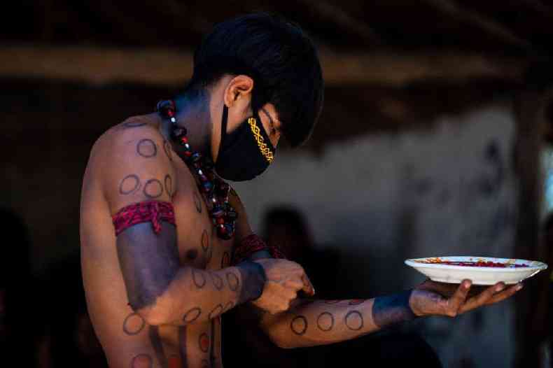 indgena Guarani se pinta para uma comemorao durante uma campanha de vacinao contra a Covid-19 na Aldeia Mata Verde Bonita (Tekoa Ka'Aguy Ovy Por) em 20 de janeiro de 2021 em Marica (RJ), Brasil.