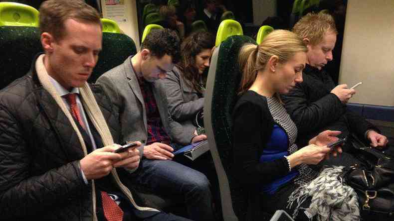 Usuários de celular em vagão de trem