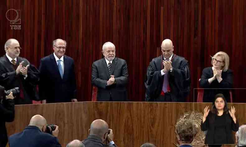 Na foto, Lula ao lado de ministros do TSE e STF