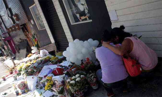 Familiares das vtimas do incndio na boate Kiss, em Santa Maria, prestaram homenagens na porta do local(foto: Ricardo Moraes)