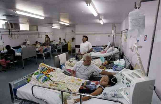 Pacientes atendidos no Rio durante surto de dengue em 2008: internaes tambm causam prejuzo na renda familiar, devido ao afastamento do trabalho(foto: Bruno Domingos/Reuters)