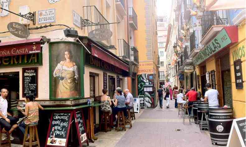 Visite a Rua %u2018Tubo%u2019, um dos melhores locais para comer tapas e beber um bom vinho(foto: Zaragoza Turismo/divulgação)
