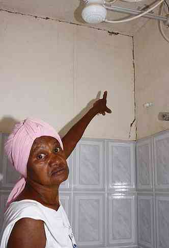 Dejanira Ferreira de Jesus monstra as rachaduras na parede de sua casa e fala que estava lavando os pratos quando aconteceu(foto: Solon Queiroz/especial EM DA Press)