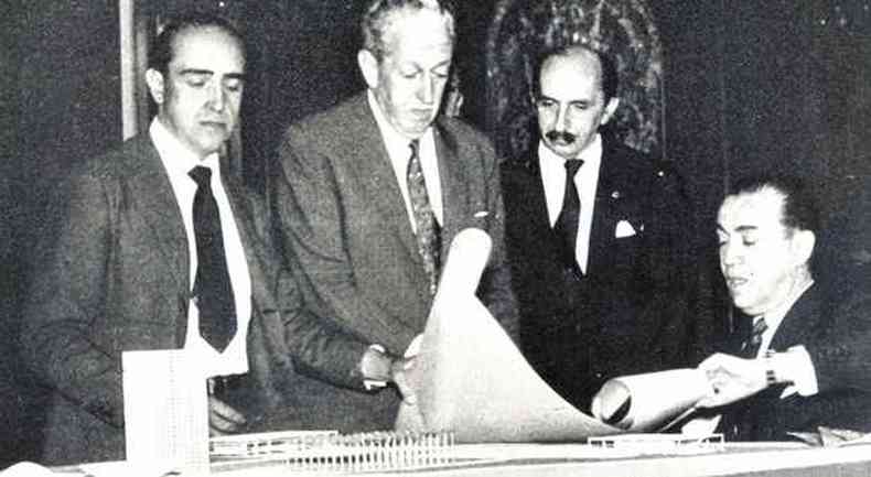 Da esquerda para a direita, Oscar Niemeyer, Israel Pinheiro, Lucio Costa e JK analisam o projeto de Braslia
