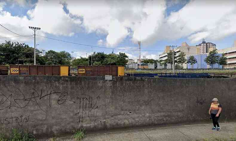 Linha frrea onde ocorreu crime  frequentada por usurios de drogas(foto: Reproduo/Google Street View)