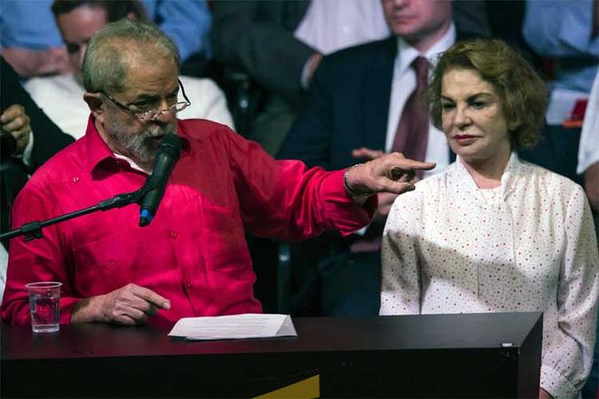 Dona Marisa Letícia foi indiciada pelo Ministério Público, juntamente com o marido, o ex-presidente Luiz Inácio Lula da Silva, pela compra de um triplex no Guarujá, litoral paulista(foto: Nelson Almeida/AFP) Dona Marisa Letícia foi indiciada pelo Ministério Público, juntamente com o marido, o ex-presidente Luiz Inácio Lula da Silva, pela compra de um triplex no Guarujá, litoral paulista(foto: Nelson Almeida/AFP)