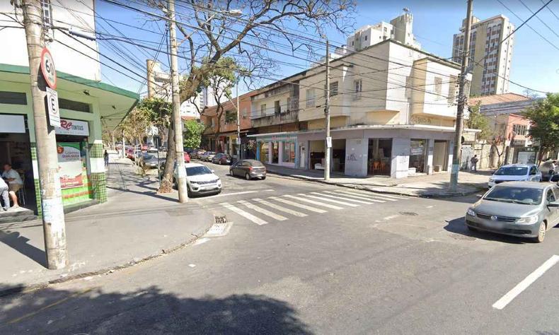 Mulher foi estuprada na Rua Marechal Deodoro, quase esquina com a Avenida do Contorno(foto: Reprodução/Google Street View) Rua Marechal Deodoro com a Avenida Contorno, no Bairro Floresta