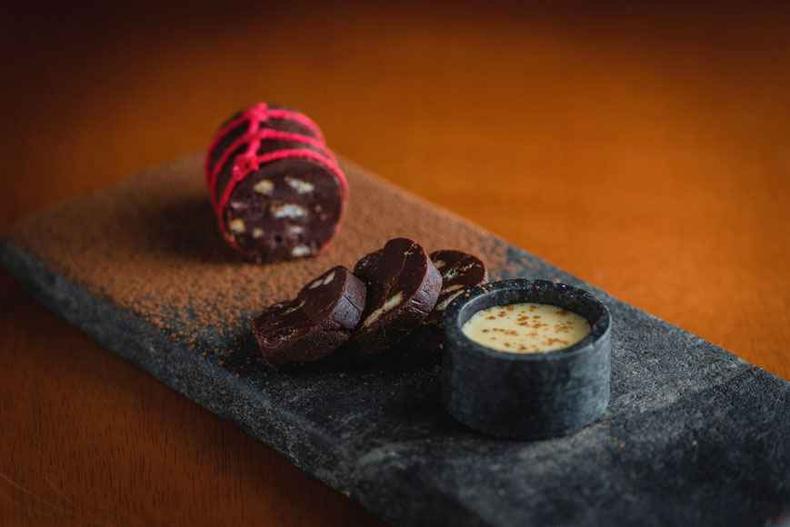 Salame de chocolate com biscoito e creme inglês (Eva)(foto: Toujours Fotografia/Divulgação) Salame de chocolate com biscoito e creme inglês (Eva)(foto: Toujours Fotografia/Divulgação)