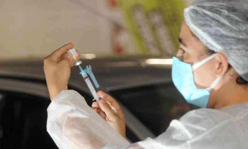 Enfermeira prepara aplicação de vacina contra COVID-19