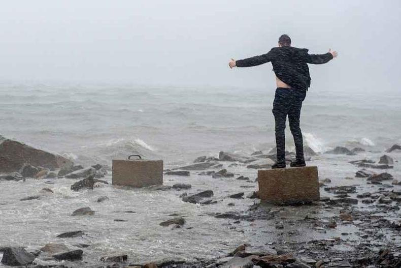 Homem abre os braços no porto Halifax, na cidade de Dartmouth, no estado de Nova Scotia, no Canada(foto: Andrew Vaughan/The Canadian Press via AP) Homem abre os braços no porto Halifax, na cidade de Dartmouth, no estado de Nova Scotia, no Canada(foto: Andrew Vaughan/The Canadian Press via AP)