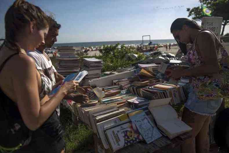 No estande de livros que Mrcio montou perto do castelo, as pessoas podem escolher exemplares em troca de outros(foto: Mauro Pimentel/AFP)