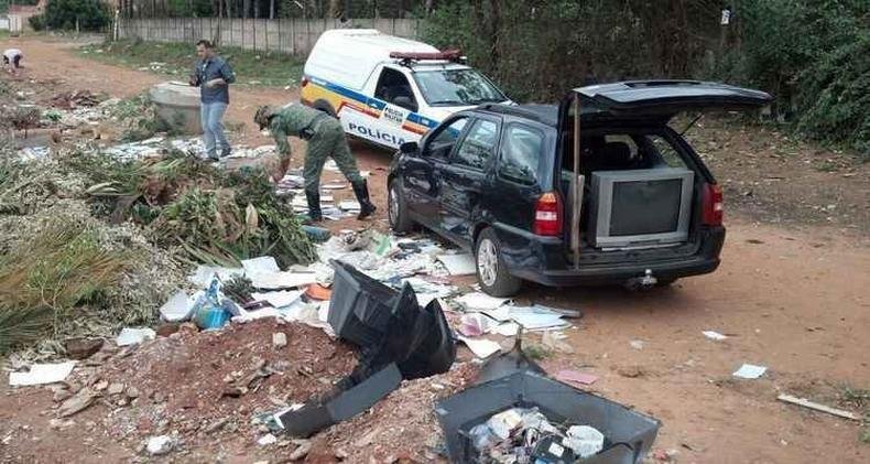 Grande quantidade de lixo é analisada durante operação(foto: Polícia Militar Ambiental/Divulgação Whatsapp) Grande quantidade de lixo é analisada durante operação(foto: Polícia Militar Ambiental/Divulgação Whatsapp)