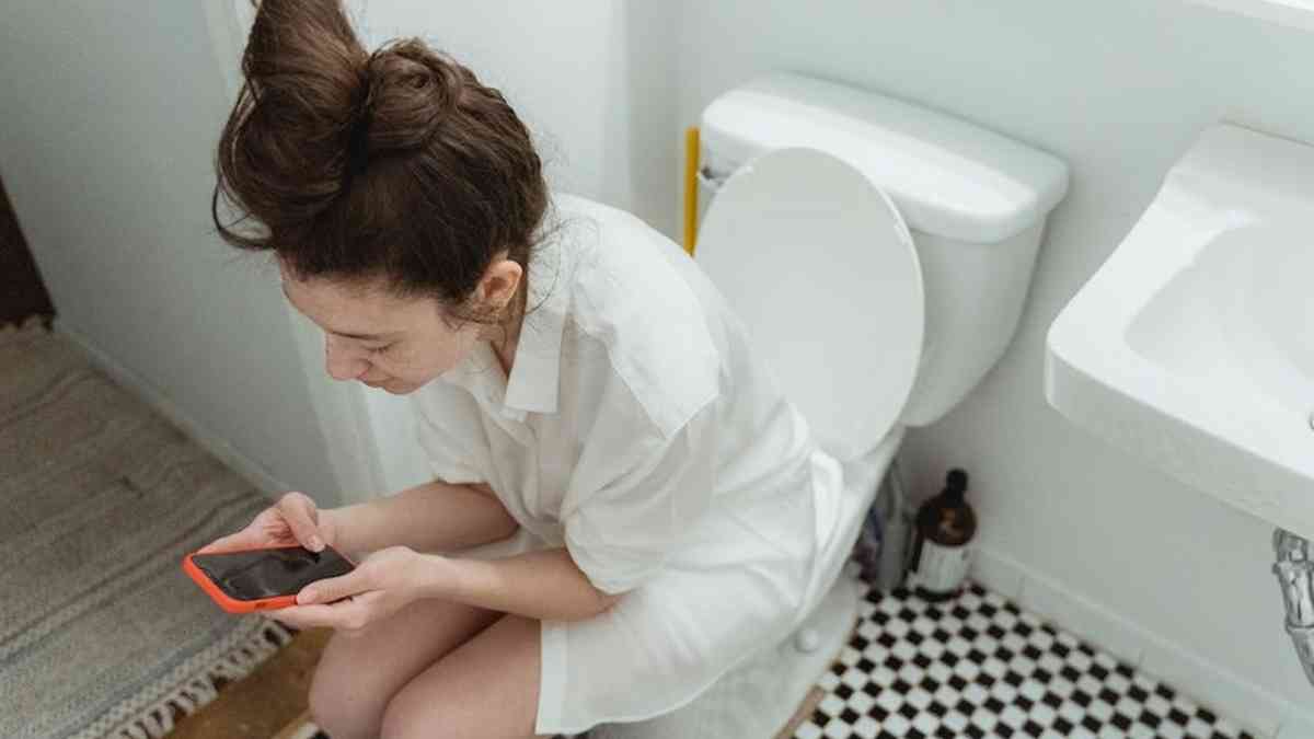 Do you take your mobile phone to the bathroom?  Be careful not to get sick!  – health