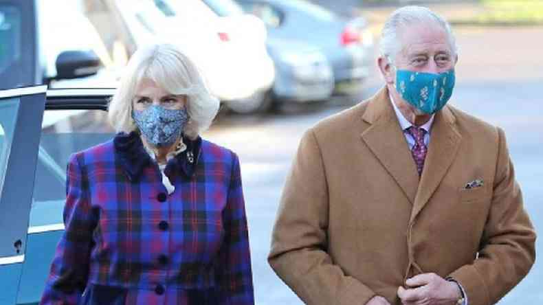 O prncipe de Gales, 72, e a duquesa da Cornualha, 73, receberam vacinas contra a covid(foto: Reuters)