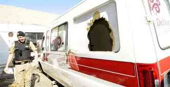 Caminhes e vans da empresa que estavam no local foram destrudos por vndalos(foto: Jair Amaral/EM/DA Press)