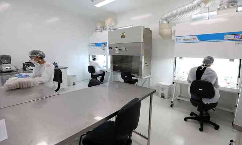 Laboratrio prprio da Prefeitura de BH para atestar casos de COVID-19: doena continua em alta na cidade(foto: Ado de Souza/PBH)