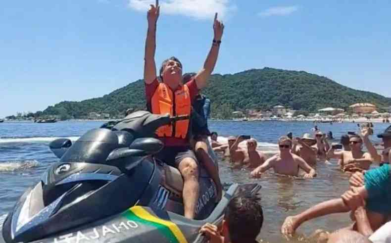 Bolsonaro em passeio de jet ski no litoral catarinense, no fim de 2021