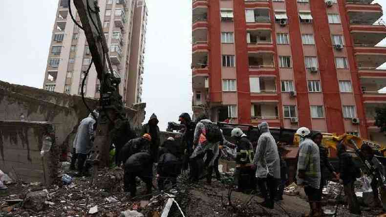 Equipes de resgate trabalham em prdio desabado em Adana, Turquia (6 de fevereiro de 2023)