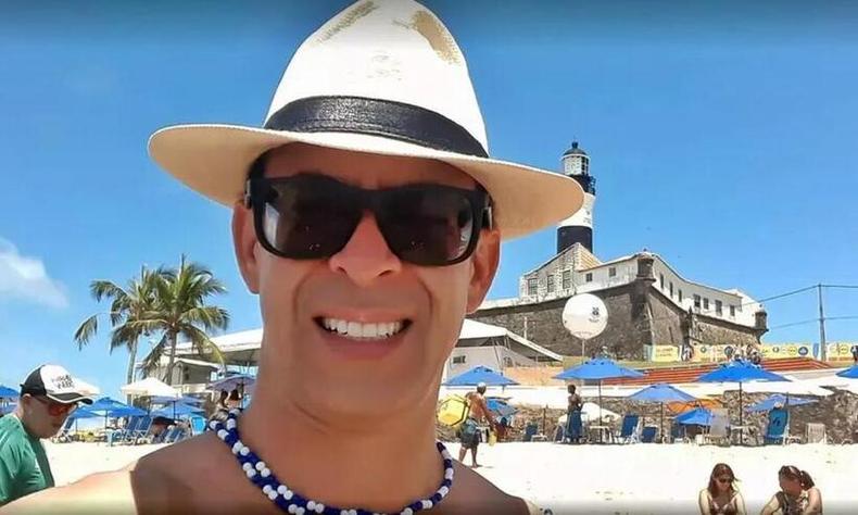Csar Augusto usa chapu panam e sorri em foto de redes sociais