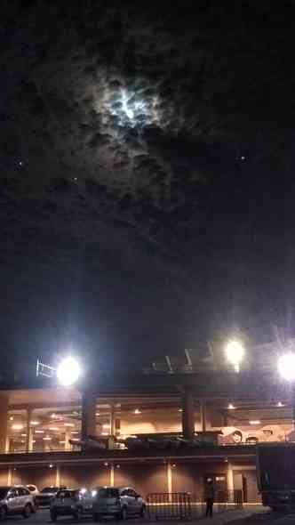 A lua ilumina jogo de futebol no Estdio Mineiro
