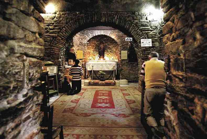 Altar da casa de Maria, que já recebeu a visita de três papas(foto: Mustafá Ozer/AFP)