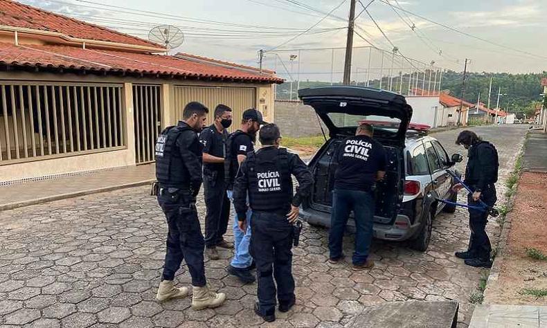 Policiais da Delegacia de Santana da Vargem seguem na investigao buscando detectar origem das drogas