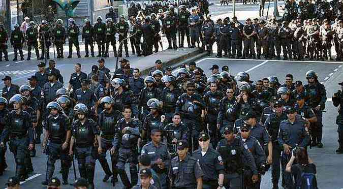 Um grande aparato policial faz o cerco das reas prximas ao Estdio Maracan(foto: YASUYOSHI CHIBA / AFP)