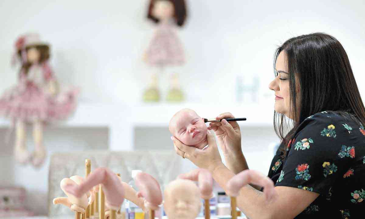 Bebês 'quase' humanos vêm ao mundo em ateliê de artesã em Contagem