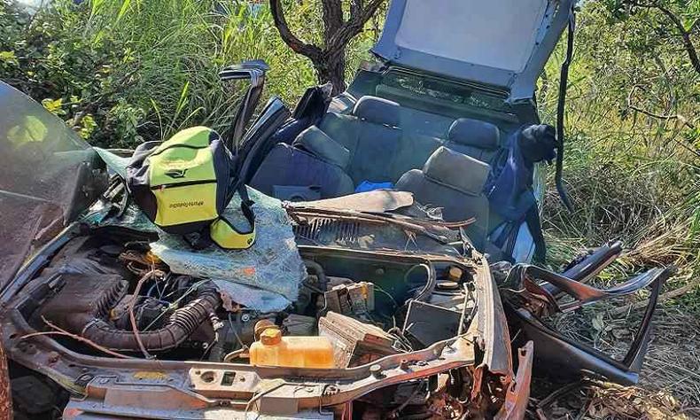 Bombeiros precisaram corta teto do veículo acidentado para retirar três das vítimas de ferimentos(foto: CBMMG) Bombeiros precisaram corta teto do veículo acidentado para retirar três das vítimas de ferimentos