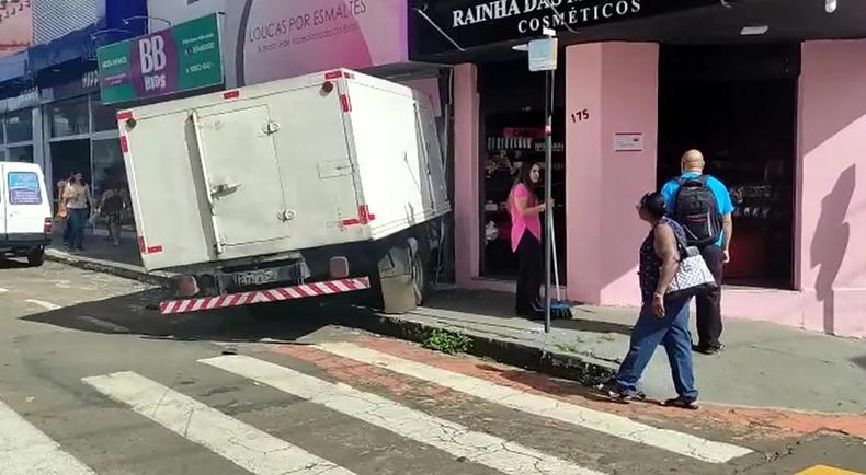 Motorista do caminho bateu em um carro e entrou em uma loja que est em reforma; ningum se feriu