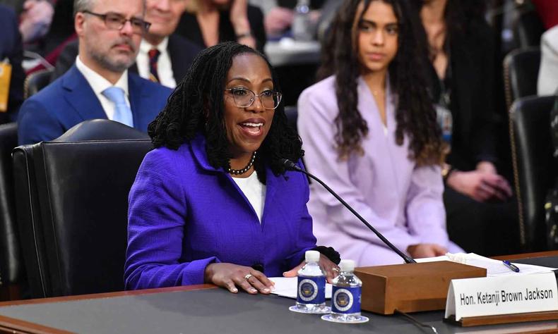 Ainda assim, vrios parlamentares republicanos criticaram Biden por cumprir sua promessa eleitoral de escolher uma mulher negra para a Suprema Corte