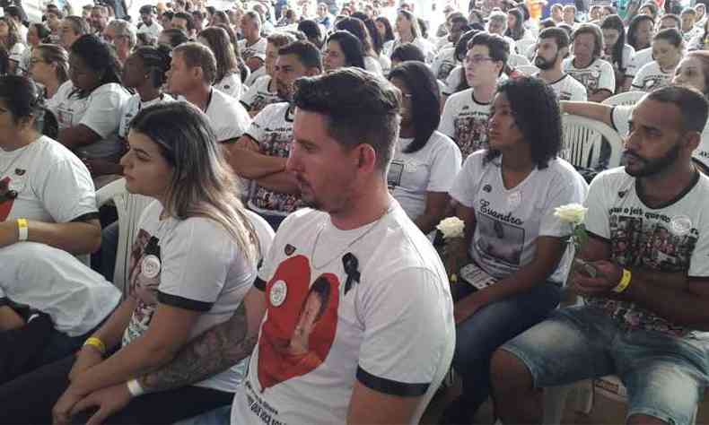 Familiares se emocionam durante lanamento da pedra fundamental do Memorial em Homenagem s Vtimas do Rompimento da Barragem da Mina do Crrego do Feijo(foto: Jair Amaral/ EM/ D.A Press)