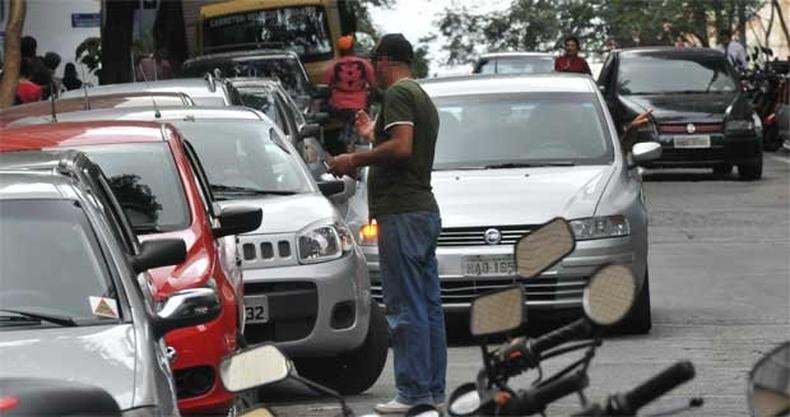 Flanelinha aborda motorista na Rio de Janeiro, Centro de BH(foto: Marcos Michelin/EM/D.A Press. Brasil)