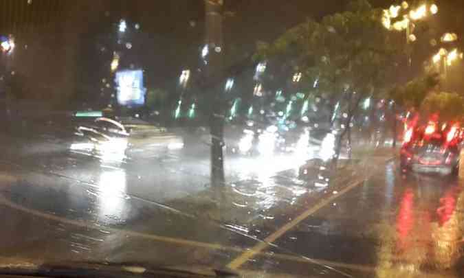 Na Avenida Catalo, sentido Pampulha, ainda chove bastante(foto: Pedro Ferreira/EM/D.A Press)